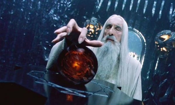 电影《魔戒》里的「白袍萨鲁曼」与真知晶球。