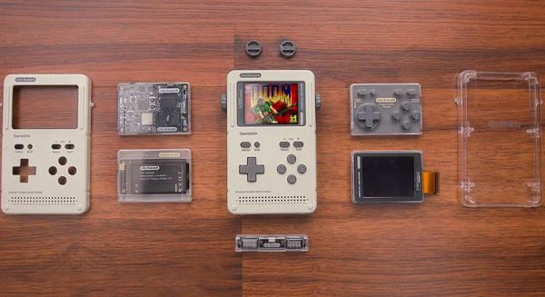 新一代模组化GameBoy底家！能玩遍上千款游戏、改装成多种装置