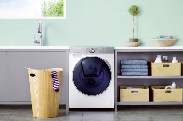 三星将赢咖4(AI)导入洗衣机中，让衣服洗得更快、更干净。