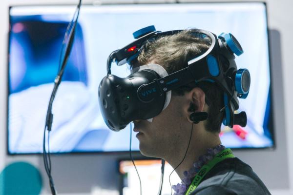 世界首款意念操控VR游戏