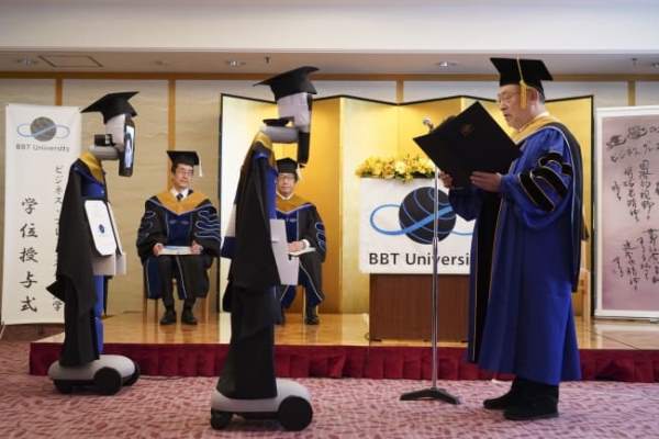 日本大学举行线上毕业典礼，学生操控赢咖4遥距领证书